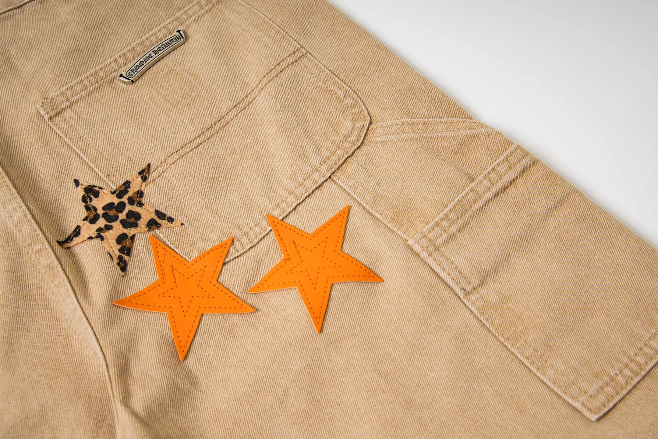 P280 Chrome Hearts khaki orange leopard print star couple jeans are a hot trend this season and are sought after by countless celebrities and fashionistas. The neat details of the cutting process add color to the playful fashion! The neat and meticulous design, and the well-fitting structure is unique. The upper body not only has outstanding recognition, but also looks younger and younger. A style with the ultimate wearing meaning and performance, gorgeous color matching, and the craftsmanship of this style is also extremely extraordinary. After the finished product is washed, it is disassembled and hand-made with sheepskin cross leather and then spliced ​​together to complete. The whole piece has too many craftsmanship to describe. It is decorated with patchwork cross flowers and high-waisted washed jeans! ! Absolutely high-end luxury product, a god-level single product, a super popular product, made with top heavy industry, a must-see magic weapon that can't be missed. Style number: 1828# Size: 30 32 34 36 Color: Khaki
